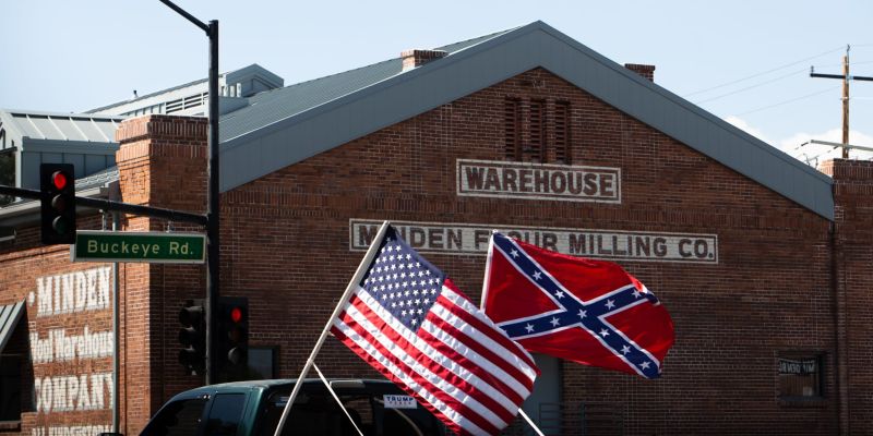 Una bandera confederada ondea desde un camión que pasa frente a una protesta de Las Vidas Negras Importan en Minden, el 8 de agosto de 2020.