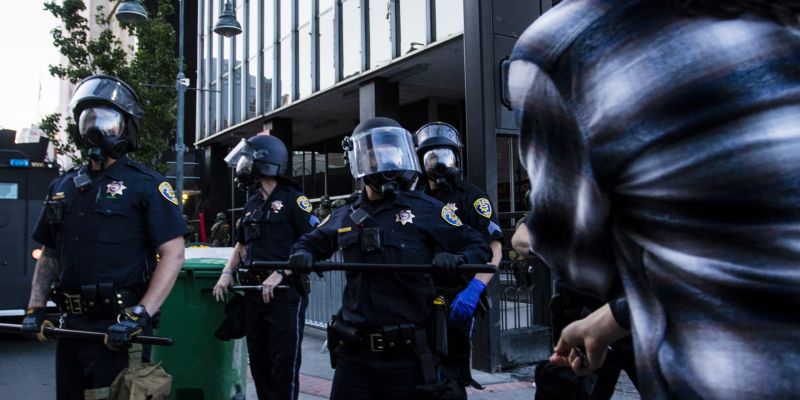 Reno Police line up in front of a damaged City Hall to push back rioters. Image: Ty O'Neil
