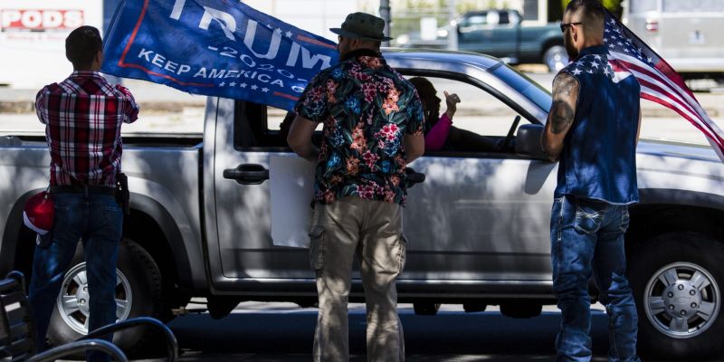 Contra manifestantes, incluido uno que parece ser un Boogaloo Boi, en una protesta de BLM en Carson City, el 11 de julio de 2020.